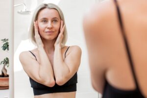 Middle,Aged,Woman,Is,Thinking,About,Facelift.,40s,Woman,Looks